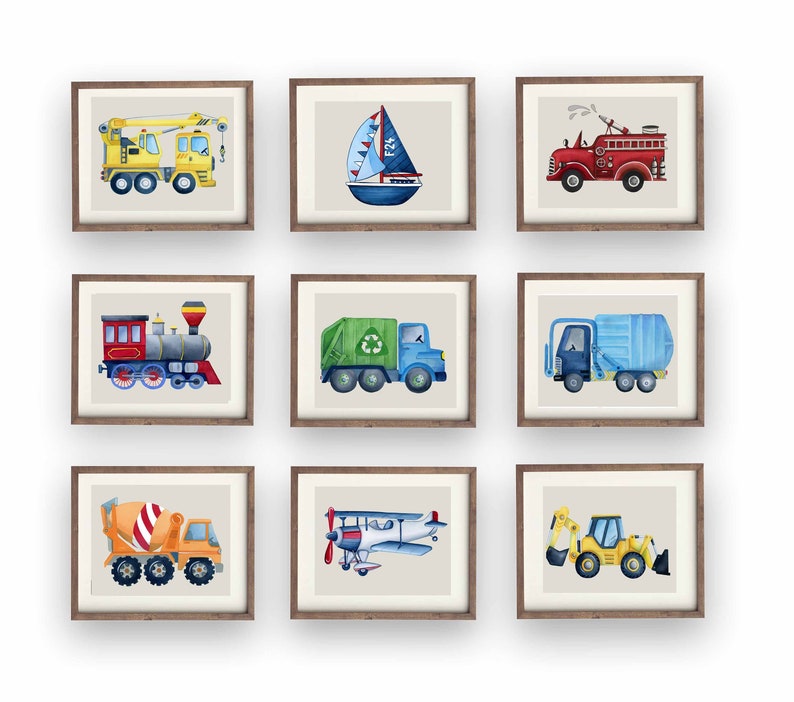 Puede incluir: Nueve impresiones enmarcadas en acuarela con varios veh&iacute;culos. La colecci&oacute;n incluye una gr&uacute;a amarilla, un velero, un cami&oacute;n de bomberos rojo, un tren, un cami&oacute;n de reciclaje verde, un cami&oacute;n de basura azul, una hormigonera naranja, un biplano y una excavadora amarilla.