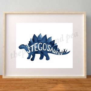 Może przedstawiać: Aquarela przedstawiająca niebieskiego stegozaura z napisem "STEGOSAURUS" umieszczonym wewnątrz sylwetki dinozaura.