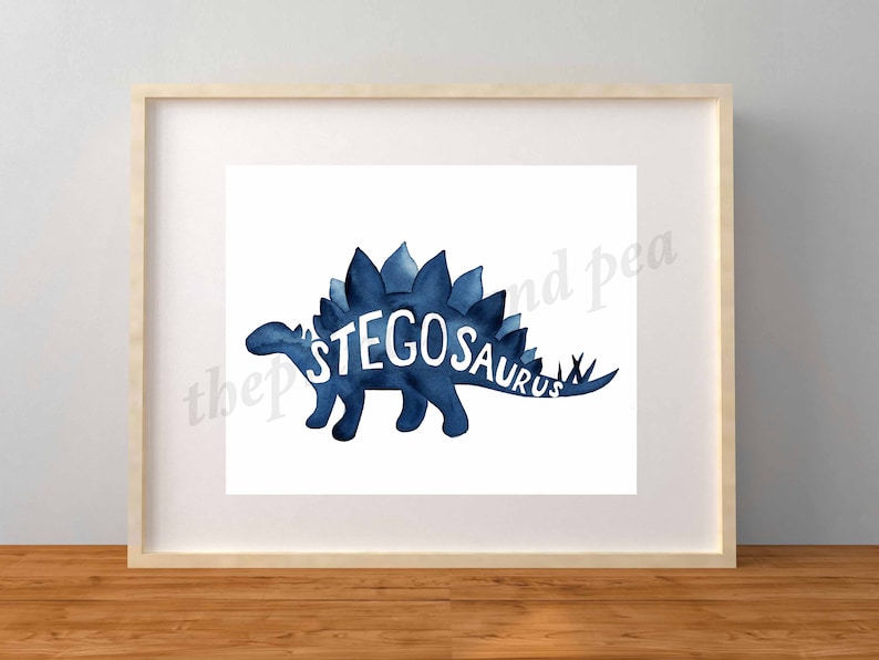 Może przedstawiać: Aquarela przedstawiająca niebieskiego stegozaura z napisem "STEGOSAURUS" umieszczonym wewnątrz sylwetki dinozaura.