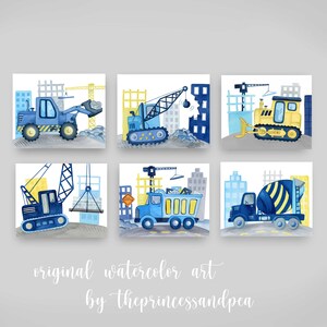 Puede incluir: Seis ilustraciones de acuarela de veh&iacute;culos de construcci&oacute;n en un entorno urbano. Los veh&iacute;culos son azules y amarillos e incluyen una gr&uacute;a, una excavadora, un cami&oacute;n volquete y una hormigonera. Las ilustraciones se colocan sobre un fondo de edificios grises y azules.