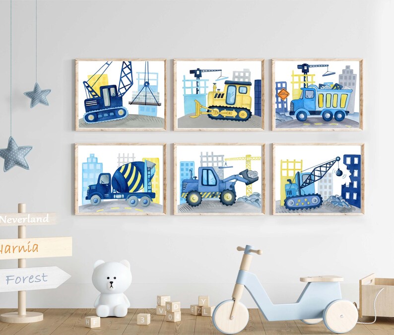 Puede incluir: Seis ilustraciones de acuarela de veh&iacute;culos de construcci&oacute;n en un entorno urbano. Los veh&iacute;culos son azules y amarillos e incluyen una gr&uacute;a, una excavadora, un cami&oacute;n volquete, una hormigonera, una excavadora y una retroexcavadora.