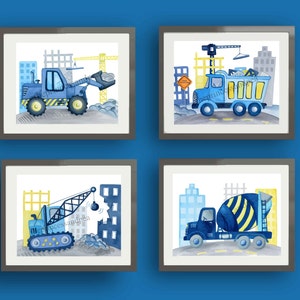 Puede incluir: Cuatro ilustraciones de acuarela de veh&iacute;culos de construcci&oacute;n en un entorno urbano. Las ilustraciones presentan una excavadora azul, un cami&oacute;n volquete azul, una gr&uacute;a azul y una mezcladora de concreto azul. Cada veh&iacute;culo est&aacute; rodeado de edificios y equipos de construcci&oacute;n.