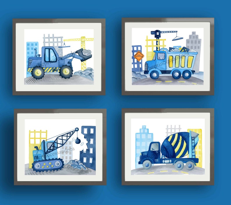 Puede incluir: Cuatro ilustraciones de acuarela de veh&iacute;culos de construcci&oacute;n en un entorno urbano. Las ilustraciones presentan una excavadora azul, un cami&oacute;n volquete azul, una gr&uacute;a azul y una mezcladora de concreto azul. Cada veh&iacute;culo est&aacute; rodeado de edificios y equipos de construcci&oacute;n.