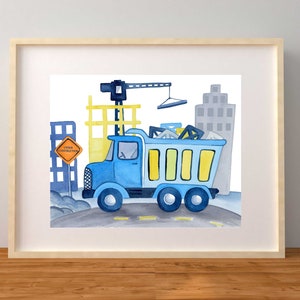 Puede incluir: Una pintura de acuarela de un cami&oacute;n volquete azul con una caja amarilla, transportando materiales de construcci&oacute;n. El cami&oacute;n est&aacute; conduciendo por una carretera frente a un edificio en construcci&oacute;n con una gr&uacute;a.