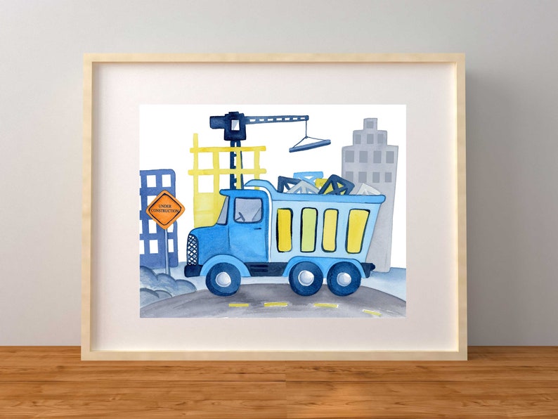 Puede incluir: Una pintura de acuarela de un cami&oacute;n volquete azul con una caja amarilla, transportando materiales de construcci&oacute;n. El cami&oacute;n est&aacute; conduciendo por una carretera frente a un edificio en construcci&oacute;n con una gr&uacute;a.