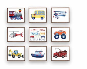 Puede incluir: Nueve ilustraciones de acuarela de varios vehículos, incluyendo un tren, un autobús escolar, un avión, un helicóptero, un camión monstruo, una excavadora, un barco y un camión de bomberos. Las ilustraciones están enmarcadas en madera y tienen un fondo blanco. El texto "PLANES TRAINS TRUCKS & TOYS there is nothing quite like LITTLE BOYS" aparece en el centro de la imagen.