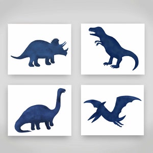 Może przedstawiać: Cztery sylwetki dinozaur&oacute;w w akwareli na białym tle. Dinozaury to triceratops, tyrannosaurus rex, brachiosaurus i pterodaktyl. Wszystkie są w odcieniach niebieskiego.