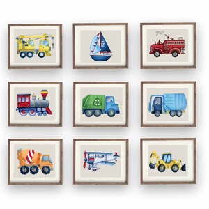 Puede incluir: Nueve impresiones enmarcadas en acuarela con varios veh&iacute;culos. La colecci&oacute;n incluye una gr&uacute;a amarilla, un velero, un cami&oacute;n de bomberos rojo, un tren, un cami&oacute;n de reciclaje verde, un cami&oacute;n de basura azul, una hormigonera naranja, un biplano y una excavadora amarilla.