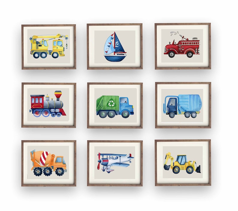 Puede incluir: Nueve impresiones enmarcadas en acuarela con varios veh&iacute;culos. La colecci&oacute;n incluye una gr&uacute;a amarilla, un velero, un cami&oacute;n de bomberos rojo, un tren, un cami&oacute;n de reciclaje verde, un cami&oacute;n de basura azul, una hormigonera naranja, un biplano y una excavadora amarilla.