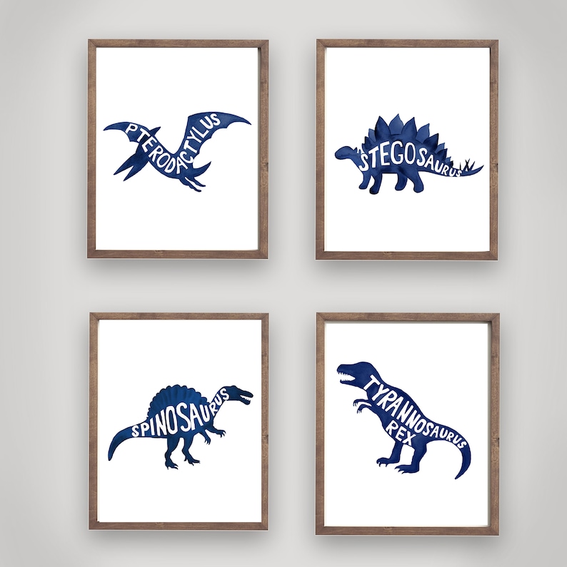 Może przedstawiać: Zestaw czterech niebieskich akwarelowych wydruk&oacute;w sylwetki dinozaur&oacute;w z nazwami dinozaur&oacute;w wypisanymi w sylwetce. Wydruki są oprawione w brązowe drewniane ramki.