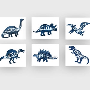 Może przedstawiać: Sześć sylwetek dinozaur&oacute;w w akwareli w kolorze niebieskim z białymi konturami. Każda sylwetka ma nazwę dinozaura wpisaną wewnątrz kształtu. Dinozaury to Brachiosaurus, Triceratops, Pterodactyl, Spinosaurus, Stegosaurus i Tyrannosaurus Rex.