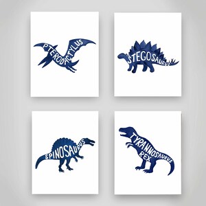 Może przedstawiać: Cztery akwarelowe ilustracje dinozaur&oacute;w z ich nazwami napisanymi w ich sylwetkach. Dinozaury to Pterodaktyl, Stegozaur, Spinozaur i Tyranozaur Rex. Ilustracje są w odcieniach niebieskiego na białym tle.