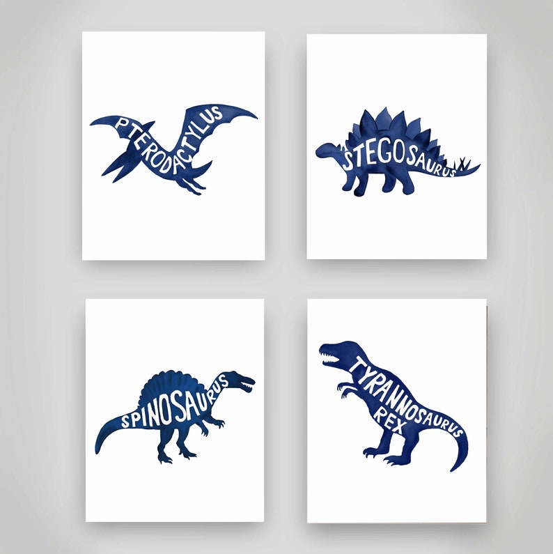 Może przedstawiać: Cztery akwarelowe ilustracje dinozaur&oacute;w z ich nazwami napisanymi w ich sylwetkach. Dinozaury to Pterodaktyl, Stegozaur, Spinozaur i Tyranozaur Rex. Ilustracje są w odcieniach niebieskiego na białym tle.