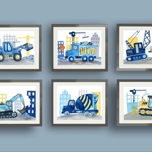 Puede incluir: Seis ilustraciones enmarcadas de veh&iacute;culos de construcci&oacute;n en un esquema de color azul y amarillo. Las ilustraciones incluyen un cami&oacute;n volquete, una gr&uacute;a, una excavadora, una excavadora, una mezcladora de cemento y una retroexcavadora.