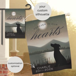 Può includere: Una bandiera da giardino personalizzata con la silhouette di un cane, la scritta "FOREVER IN OUR hearts" e un nome e delle date. Il design include una luna, montagne ed erba, con una palette di colori scuri.