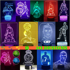 Puede incluir: Colección de lámparas LED 3D con diseños de futbolistas. Cada lámpara presenta un diseño iluminado único, que incluye siluetas de jugadores, retratos y logotipos de equipos. Las lámparas vienen en varios colores y presentan el texto "CR7" y "Ronaldo".
