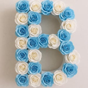Letras del alfabeto floral – 20 cm / Rosas azules y blancas (1 ud.)