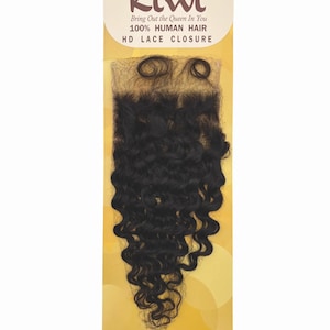 Könnte beinhalten: Ein schwarzer, lockiger HD-Spitzenverschluss von Kiwi. Die Verpackung ist gelb und weiß mit dem Text "Kiwi", "Bring Out the Queen In You", "100% Human Hair" und "HD Lace Closure".