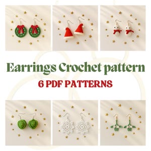Può includere: Una collezione di sei paia di orecchini all'uncinetto con vari disegni festivi. Gli orecchini includono ghirlande verdi con fiocchi rossi, cappelli di Babbo Natale, pupazzi di neve, forme a sfera verdi, fiocchi di neve bianchi e vischio verde. È visibile anche il testo "Earrings Crochet pattern" e "6 PDF PATTERNS".