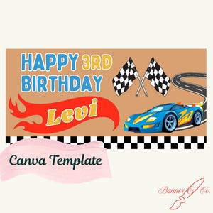 Puede incluir: Una pancarta de cumpleaños con temática de coches de carreras. La pancarta presenta el texto "HAPPY 3RD BIRTHDAY Levi" en azul y amarillo. También se incluye un coche de carreras azul, banderas a cuadros y una pista de carreras.
