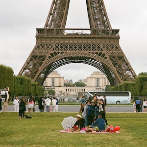 Impresión de postal: Impresión de la Torre Eiffel de París - Picnic en el Campo de Marte - Arte mural fotográfico de viajes - Decoración parisina - Fotografía de un lugar emblemático