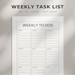 Op de afbeelding: Een witte, afdrukbare wekelijkse takenlijst met de tekst "WEEKLY TASK LIST" bovenaan. De lijst is verdeeld in dagen van de week, met ruimte voor taken. De papierformaten zijn A4, A5, Letter en Half Letter.