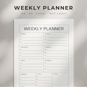 Peut inclure: Un planificateur hebdomadaire blanc avec le texte "WEEKLY PLANNER" en haut. Le planificateur comprend des sections pour chaque jour de la semaine, les priorités, les listes de tâches et les notes. Le planificateur est disponible en formats A4, A5, Letter et Half Letter.