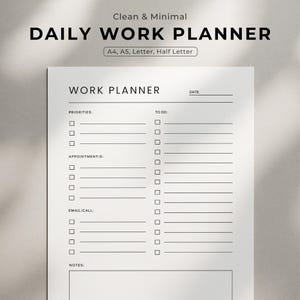 Può includere: Un Daily Work Planner bianco con il testo "Clean & Minimal" in alto. Il planner include sezioni per priorità, appuntamenti, e-mail e note. Disponibile nei formati A4, A5, Letter e Half Letter.