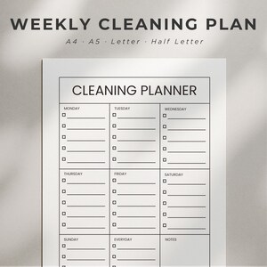 Puede incluir: Un plan de limpieza semanal en papel blanco con el texto "WEEKLY CLEANING PLAN" en la parte superior. El plan incluye secciones para cada día de la semana, con casillas de verificación para tareas y una sección de notas. Tamaños de papel: A4, A5, Letter y Half Letter.