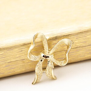 Vintage Coquette Bow Brooch, Gold Tone Minimalist Bow Brooch Textured with Knot, Dainty Ribbon Brooches for Women Jewelry Gifts