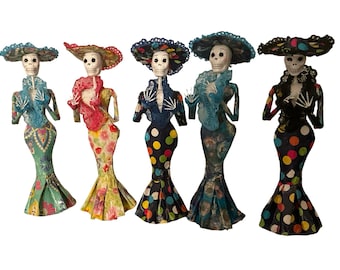 Handgemaakte Catrina van papier-maché, 30 cm hoog – Skeletfiguur van een dame voor de Dag van de Doden, Mexicaanse volkskunst