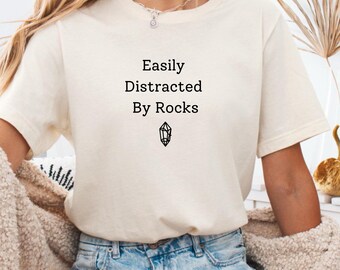 Shirt Easy Distracted By Rocks: minimalistisch T-shirt met kristallen lijntekeningen