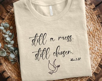 Glaube T-Shirt mit Bibel Vers, Still a Mess Still Chosen Taube T-Shirt, 1 Kor 1:27 Christliches T-Shirt, minimalistische Schrift Shirt, Baumwolle Unisex S-3XL