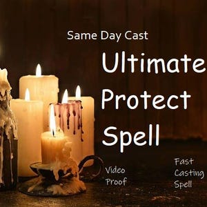 Könnte beinhalten: Fünf brennende Kerzen unterschiedlicher Höhe mit herabtropfendem Wachs, eine davon in einem dunklen Metallhalter. Der Text lautet: Same Day Cast, Ultimate Protect Spell, Video Proof, Fast Casting Spell. Die Szene ist vor einem dunklen Holzgrund.