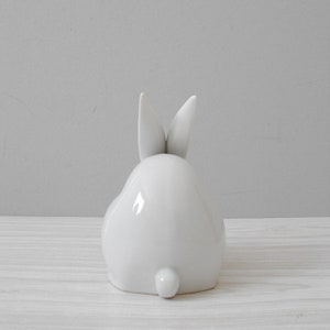 Figurina di coniglio coniglietto in ceramica bianca vintage degli anni '60 // minimalista immagine 1