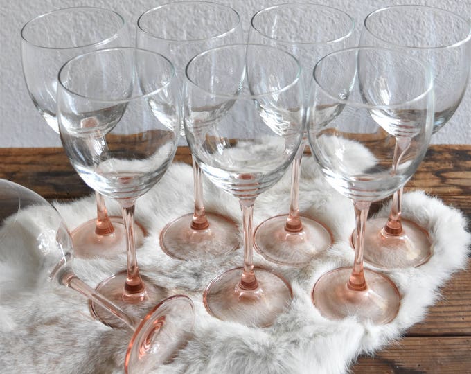 エミール・ガレがデザインした象徴的な日本のアネモネのモチーフが描か