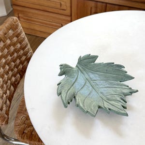 Plato grande de cerámica verde con forma de hoja de arce: cerámica botánica