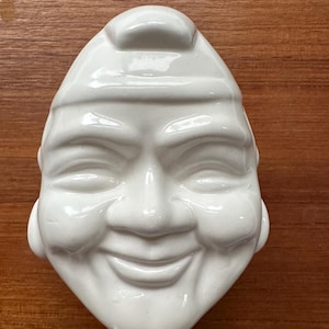 Caja de baratijas con tapa de máscara noh de Okina de porcelana blanca japonesa