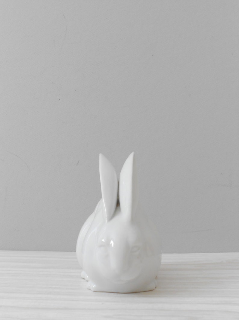 Figurina di coniglio coniglietto in ceramica bianca vintage degli anni '60 // minimalista immagine 2