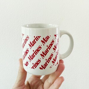 Taza de café de cerámica vintage de los marines / letras rojas