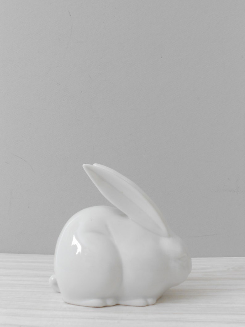 Figurina di coniglio coniglietto in ceramica bianca vintage degli anni '60 // minimalista immagine 3