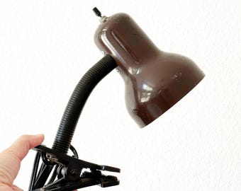 Moderne metalen verstelbare bruine bureaulamp uit het midden van de eeuw | retro tafelleeslamp