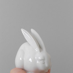 Figurina di coniglio coniglietto in ceramica bianca vintage degli anni '60 // minimalista immagine 5