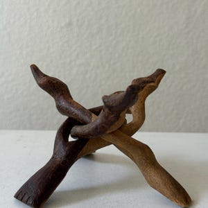 stojak na rośliny z drewna rzeźbionego w stylu folk art / doniczka na kiju / postument / trójnóg zdjęcie 13
