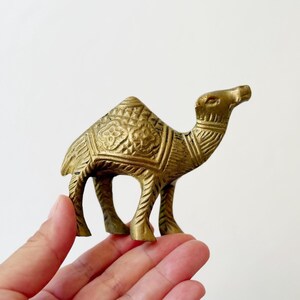 miniatura di cammello in ottone massiccio di metà secolo moderno