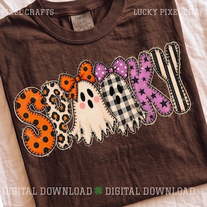 Pode incluir: Uma t-shirt castanho-escura com a palavra SPOOKY em letras grandes e decorativas. Cada letra tem um padrão único, incluindo bolas cor de laranja, estampado de leopardo, fantasmas brancos com laços, xadrez preto e branco e estrelas roxas.