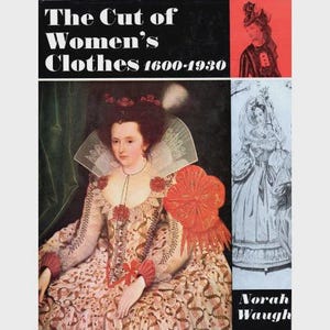 Könnte beinhalten: Buchcover mit dem Titel "The Cut of Women's Clothes 1600-1930", das ein Porträt einer Frau in einem detaillierten historischen Kleid zeigt. Das Cover enthält Illustrationen historischer Mode und den Namen der Autorin, Norah Waugh.