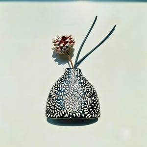 Ceramic Reed Diffuser Vase: Handmade Bat Trang Pottery for Aromatherapy & Flower Decor