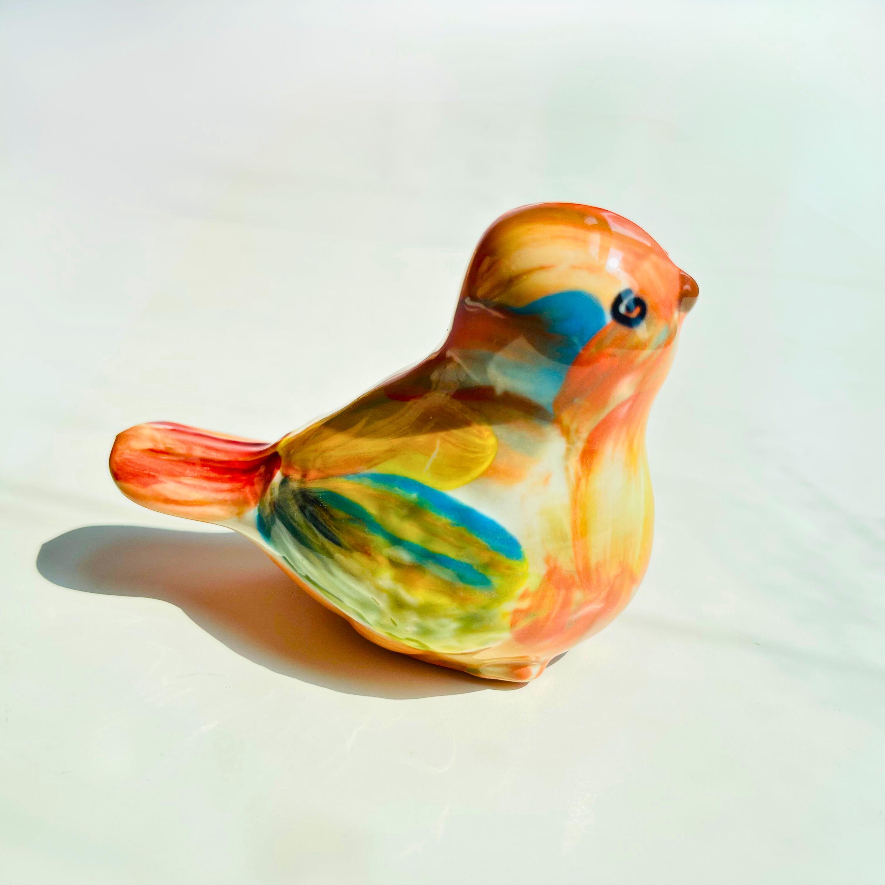 陶器の鳥の置物：家庭や庭の装飾に最適な、手作りのカラフルな陶器 