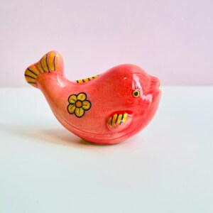 Figura de ballena de cerámica: colorida decoración de cerámica hecha a mano, regalo para amantes del mar.
